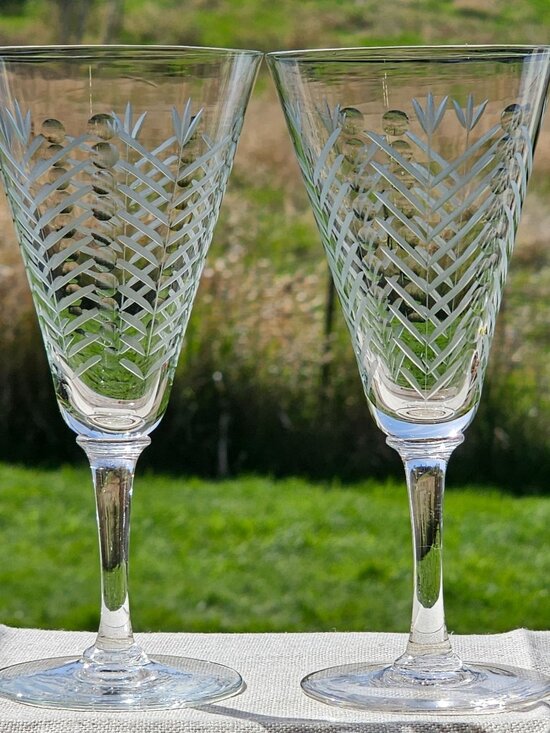Unknown Other - 2 Tulip Cut Crystal Wine Glasses 7.25" geometric floral fluted design glass